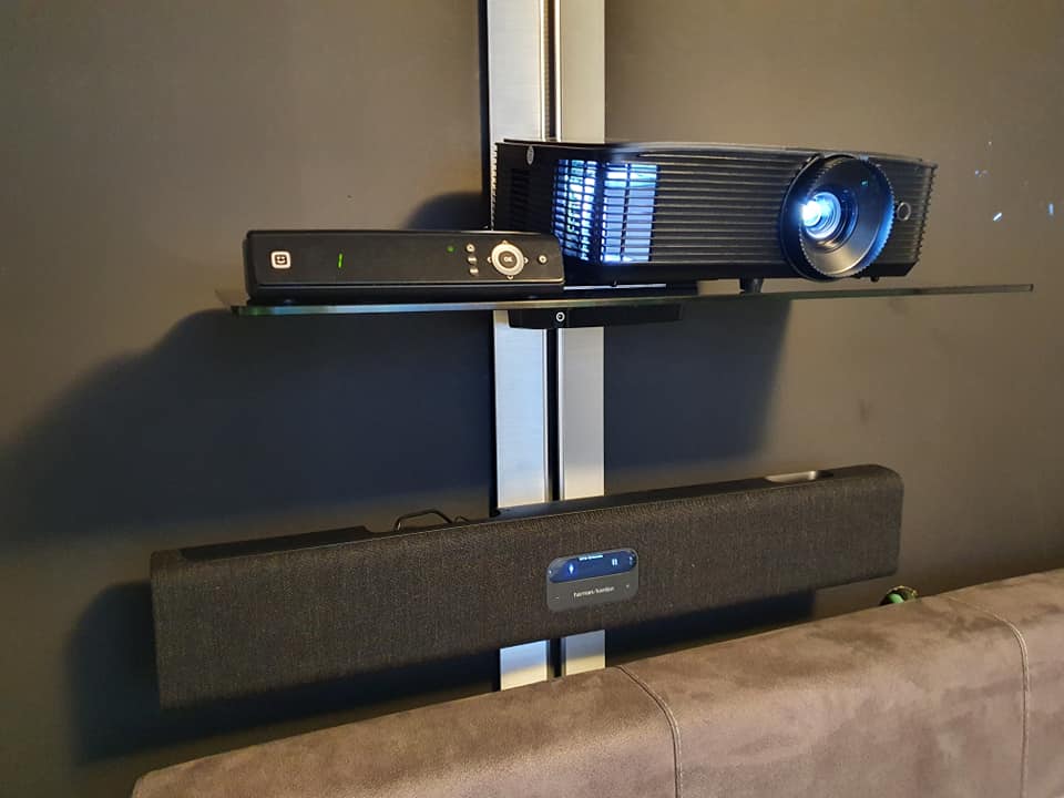 Projector en soundbar wandmontage
