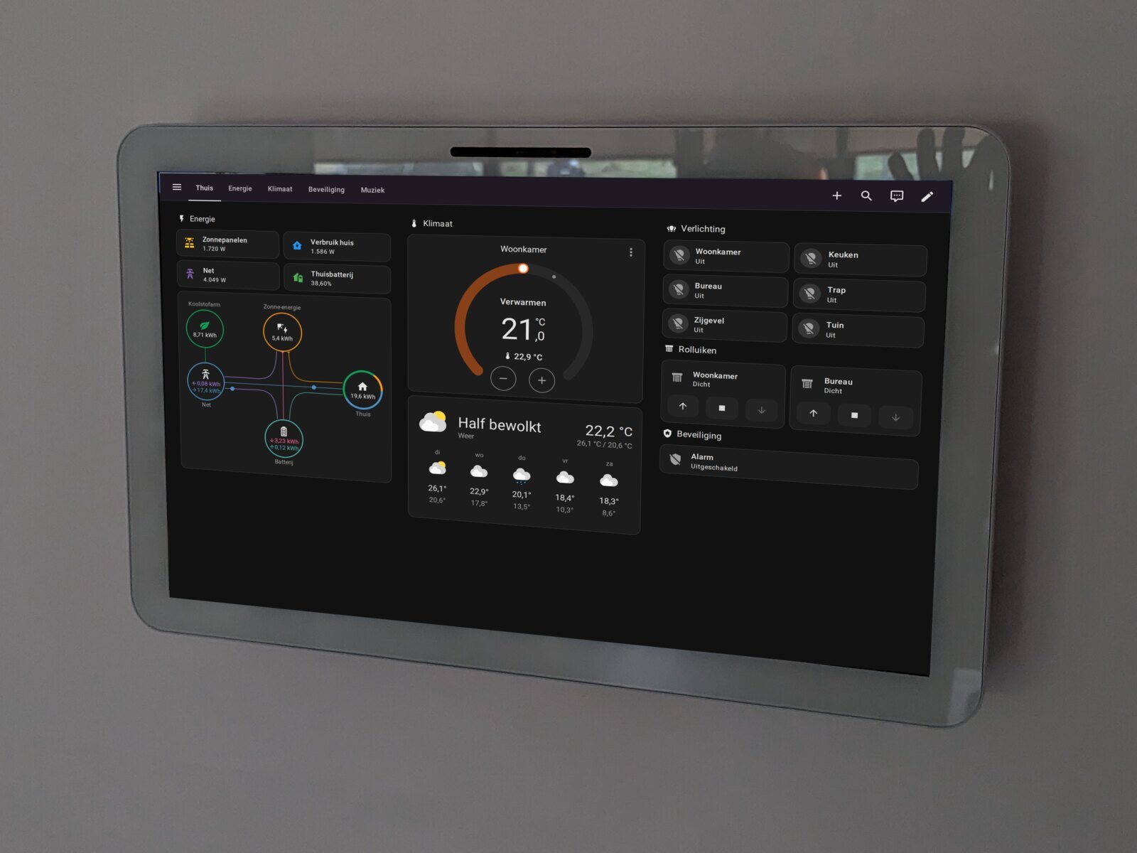 Tablet aan de muur met een Home Assistant-dashboard: energie, verwarming, verlichting, rolluiken en alarm