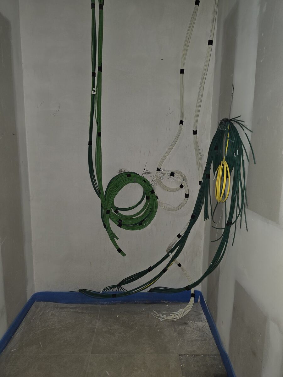 Netwerkkabels netjes gebundeld vanaf het plafond binnengebracht