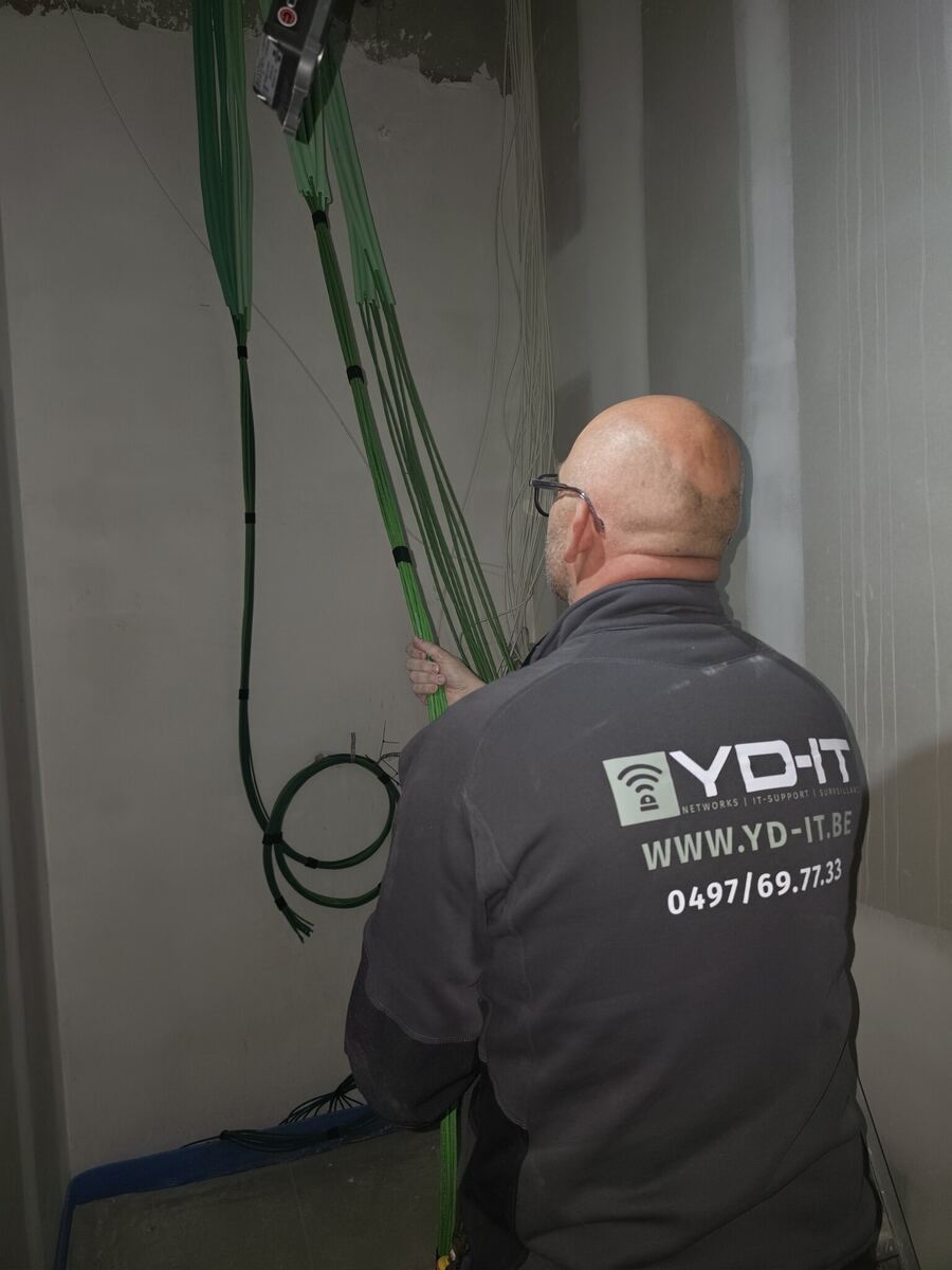 Installateur van YD-IT plaatst netwerkkabels