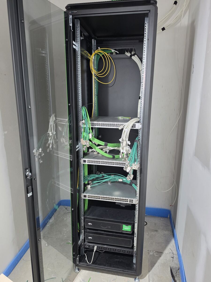 Afgewerkte netwerkkast voor een project met UniFi-switches