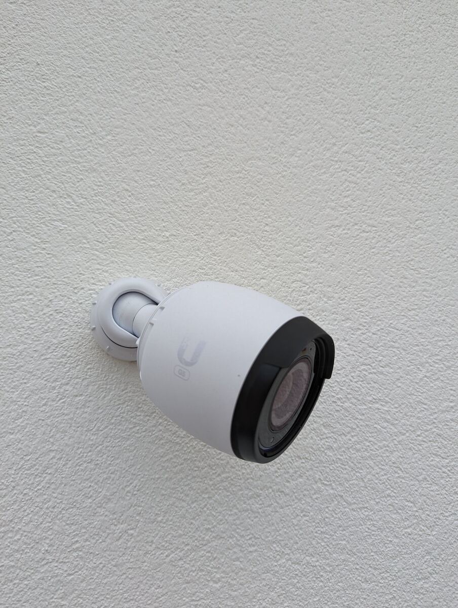 UniFi bullet-camera aan de gevel van een woning