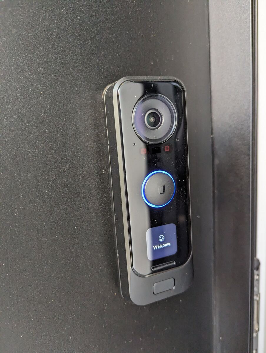UniFi G4 Doorbell Pro videodeurbel naast de voordeur