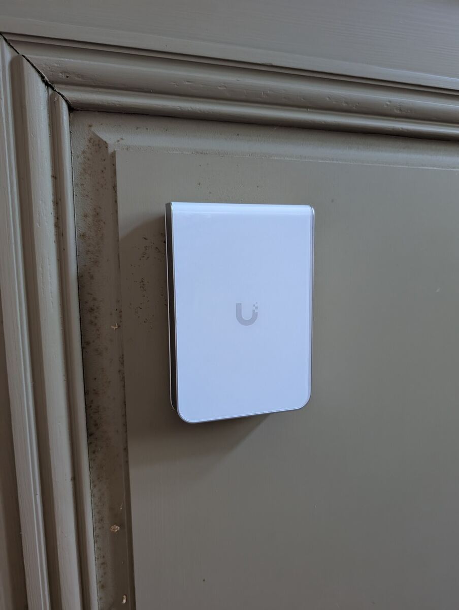 UniFi in-wall access point in een wandcontactdoos