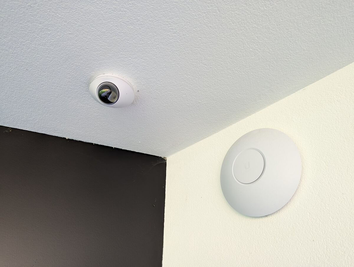 UniFi Protect-camera en access point aan het plafond